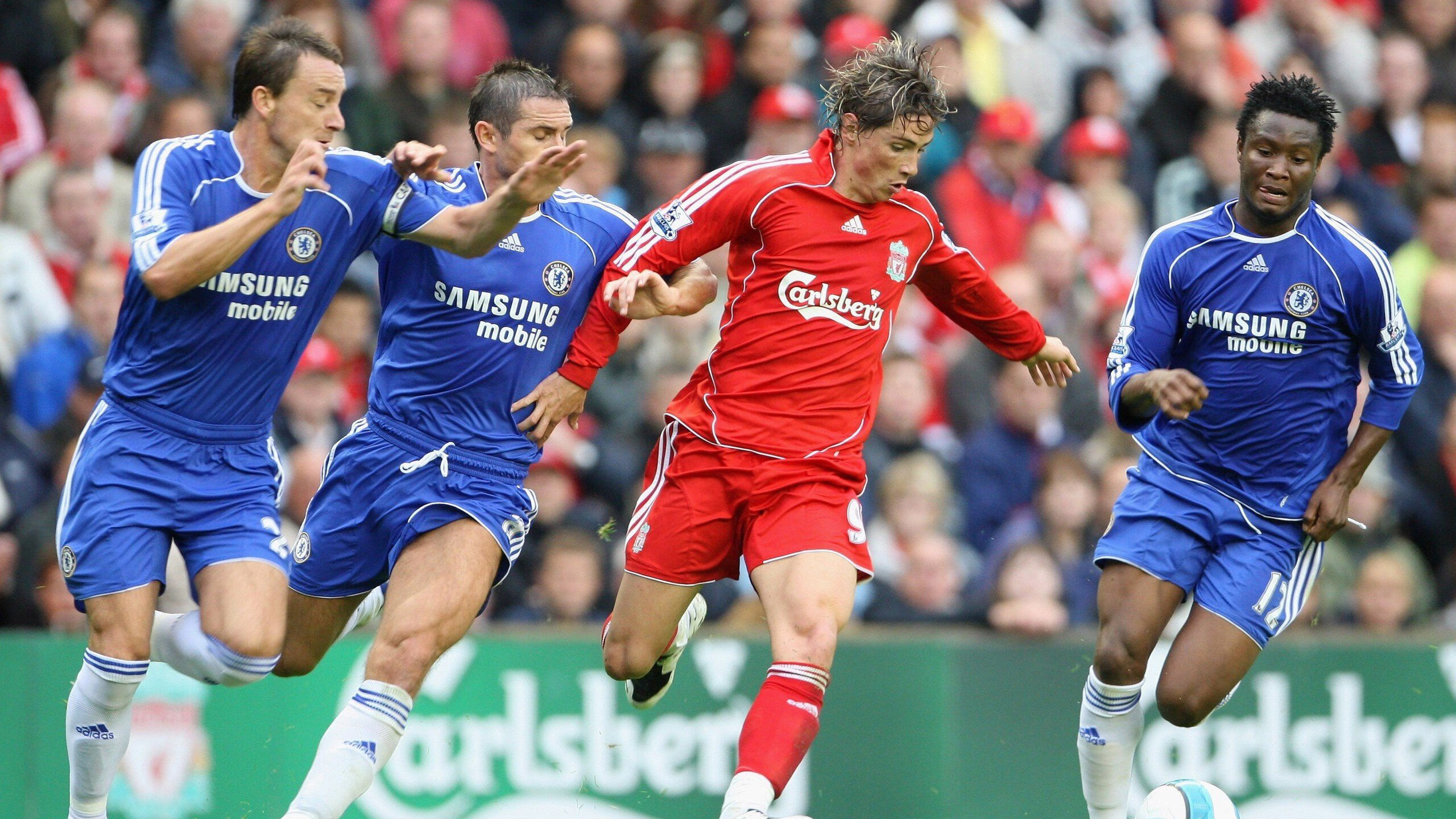 欧冠小组赛:曼城与拜仁在雨战中2比2握手言和 球员湿身抢镜